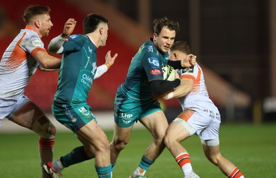 190124 - Scarlets v Edinburgh Rugby, EPCR Challenge Cup - Ioan Lloyd of Scarlets looks to get past Ben Vellacott of Edinburgh