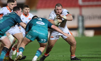 190124 - Scarlets v Edinburgh Rugby, EPCR Challenge Cup - Pierre Schoeman of Edinburgh takes on Harri O’Connor of Scarlets