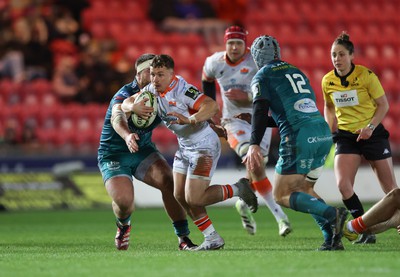 190124 - Scarlets v Edinburgh Rugby, EPCR Challenge Cup - Ben Vellacott of Edinburgh splits the Scarlets defence