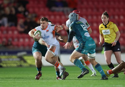 190124 - Scarlets v Edinburgh Rugby, EPCR Challenge Cup - Ben Vellacott of Edinburgh splits the Scarlets defence