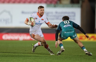 190124 - Scarlets v Edinburgh Rugby, EPCR Challenge Cup - Ben Healy of Edinburgh takes on Ioan Lloyd of Scarlets