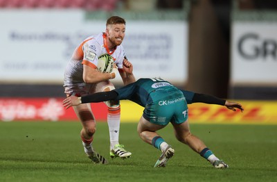 190124 - Scarlets v Edinburgh Rugby, EPCR Challenge Cup - Ben Healy of Edinburgh takes on Ioan Lloyd of Scarlets