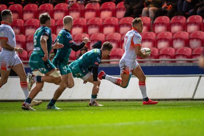 190124 - Scarlets v Edinburgh Rugby - EPCR Challenge Cup - Duhan van der Merwe of Edinburgh scores a try