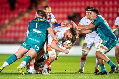 190124 - Scarlets v Edinburgh Rugby - EPCR Challenge Cup - Luke Crosbie of Edinburgh is tackled by Steff Thomas of Scarlets and Dan Davis of Scarlets