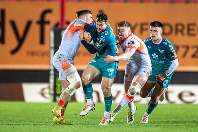 190124 - Scarlets v Edinburgh Rugby - EPCR Challenge Cup - Ryan Conbeer of Scarlets is tackled by James Lang of Edinburgh and Ben Healy of Edinburgh 