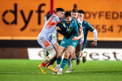 190124 - Scarlets v Edinburgh Rugby - EPCR Challenge Cup - Ryan Conbeer of Scarlets is tackled by James Lang of Edinburgh and Ben Healy of Edinburgh 