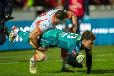 190124 - Scarlets v Edinburgh Rugby - EPCR Challenge Cup - Tomi Lewis of Scarlets is tackled by Emiliano Boffelli of Edinburgh 