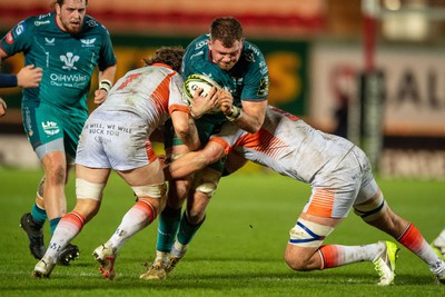 190124 - Scarlets v Edinburgh Rugby - EPCR Challenge Cup - Alex Craig of Scarlets is tackled by Hamish Watson of Edinburgh and Grant Gilchrist of Edinburgh 