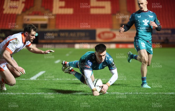 190124 - Scarlets v Edinburgh Rugby, EPCR Challenge Cup - Joe Roberts of Scarlets dives in to score try