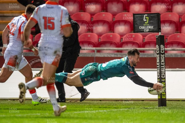 190124 - Scarlets v Edinburgh Rugby - EPCR Challenge Cup - Ryan Conbeer of Scarlets scores a  try 
