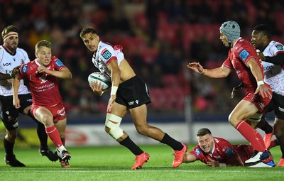 011021 - Scarlets v Emirates Lions - United Rugby Championship - Jordan Hendrikse of Lions gets through a gap