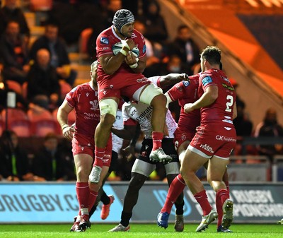 011021 - Scarlets v Emirates Lions - United Rugby Championship - Sione Kalamafoni of Scarlets takes high ball