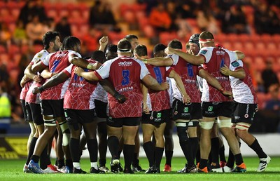 011021 - Scarlets v Emirates Lions - United Rugby Championship - Lions players huddle