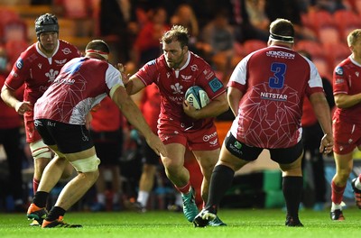 011021 - Scarlets v Emirates Lions - United Rugby Championship - WillGriff John of Scarlets takes on Ruben Schoeman of Lions