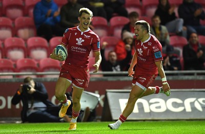 011021 - Scarlets v Emirates Lions - United Rugby Championship - Tom Rogers of Scarlets runs in to score try