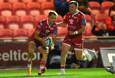 011021 - Scarlets v Emirates Lions - United Rugby Championship - Tom Rogers of Scarlets runs in to score try