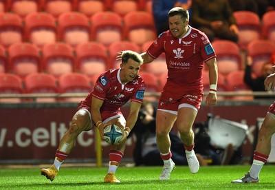 011021 - Scarlets v Emirates Lions - United Rugby Championship - Tom Rogers of Scarlets runs in to score try