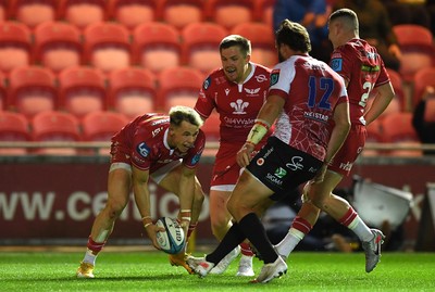 011021 - Scarlets v Emirates Lions - United Rugby Championship - Tom Rogers of Scarlets runs in to score try