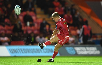 011021 - Scarlets v Emirates Lions - United Rugby Championship - Sam Costelow of Scarlets kicks at goal