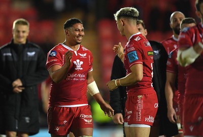 011021 - Scarlets v Emirates Lions - United Rugby Championship - Dan Davis and Tom Rogers of Scarlets celebrate win