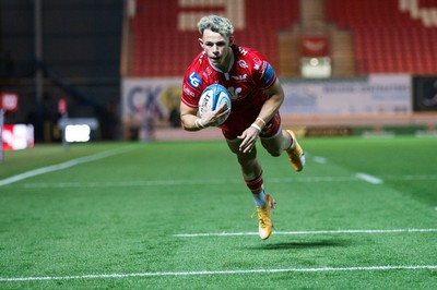 011021 - Scarlets v Emirates Lions - United Rugby Championship - Tom Rogers of Scarlets dives to score a try