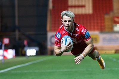 011021 - Scarlets v Emirates Lions - United Rugby Championship - Tom Rogers of Scarlets dives to score a try