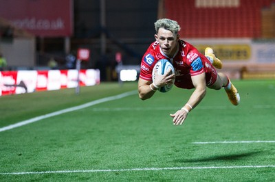 011021 - Scarlets v Emirates Lions - United Rugby Championship - Tom Rogers of Scarlets dives to score a try