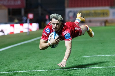 011021 - Scarlets v Emirates Lions - United Rugby Championship - Tom Rogers of Scarlets dives to score a try