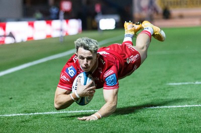 011021 - Scarlets v Emirates Lions - United Rugby Championship - Tom Rogers of Scarlets dives to score a try