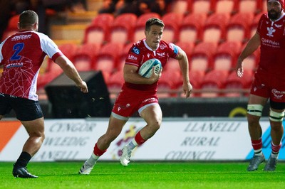 011021 - Scarlets v Emirates Lions - United Rugby Championship - Kieran Hardy of Scarlets on the attack