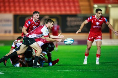 011021 - Scarlets v Emirates Lions - United Rugby Championship - Andre Warner of Emirates Lions passes the ball