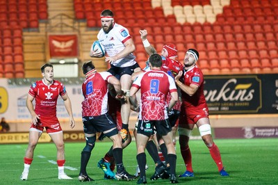 011021 - Scarlets v Emirates Lions - United Rugby Championship - Ruben Schoeman of Emirates Lions wins a lineout