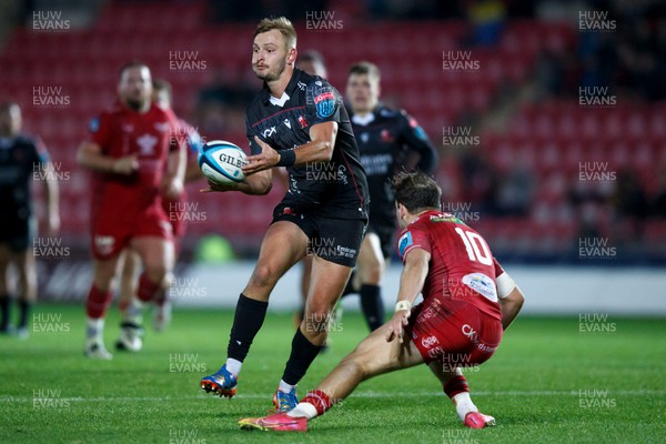 111123 - Scarlets v Emirates Lions - United Rugby Championship - Richard Kriel of Lions passes the ball