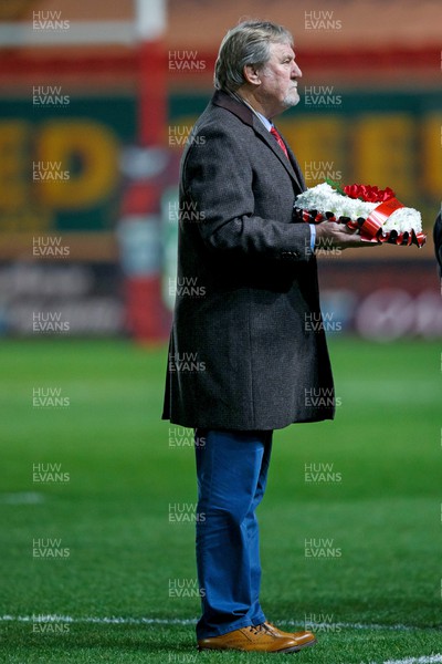111123 - Scarlets v Emirates Lions - United Rugby Championship - Scarlets President Derek Quinnell with a wreath to mark Remembrance Day