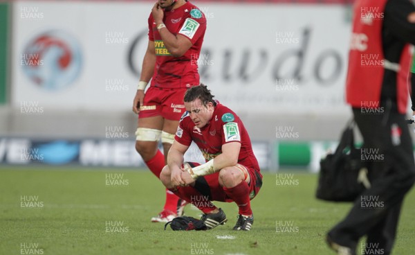 081212 Scarlets v Exeter Chiefs - Heineken Cup - Scarlets' Jonny Edwards looks dejected after the game 