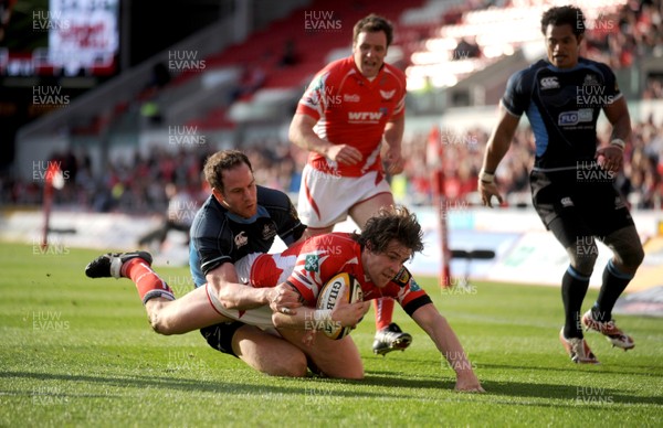 04.04.09 - Llanelli Scarlets v Glasgow - Magners League - Llanelli's Gavin Evans dives in to score try. 