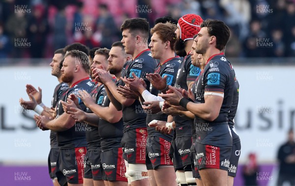 050322 - Scarlets v Glasgow - United Rugby Championship - Scarlets and Glasgow players during a moments applause for the victims of the war in Ukraine
