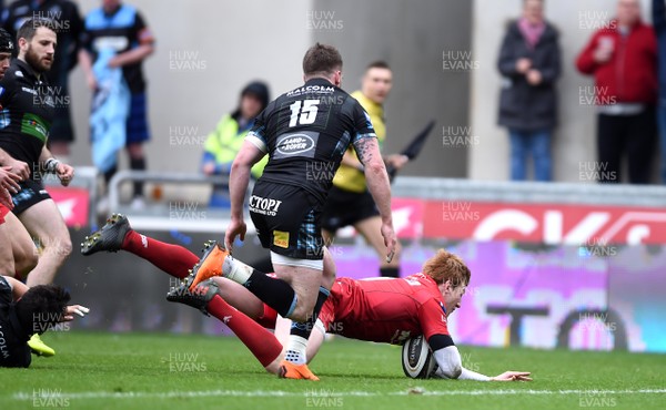 070418 - Scarlets v Glasgow - Guinness PRO14 - Rhys Patchell of Scarlets runs in to score try