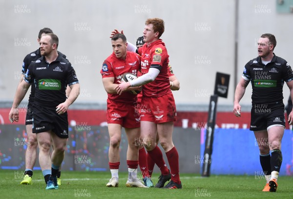 070418 - Scarlets v Glasgow - Guinness PRO14 - Rhys Patchell of Scarlets celebrates his try with Garerh Davies (left)