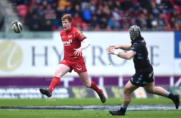 070418 - Scarlets v Glasgow - Guinness PRO14 - Rhys Patchell of Scarlets chips ahead