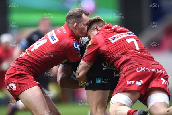 070418 - Scarlets v Glasgow - Guinness PRO14 - Ioan Nicholas and James Davies of Scarlets clash heads