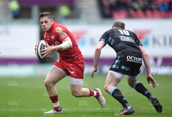 070418 - Scarlets v Glasgow - Guinness PRO14 - Steff Evans of Scarlets takes on Finn Russell of Glasgow