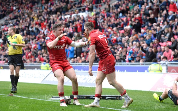 070418 - Scarlets v Glasgow - Guinness PRO14 - Gareth Davies of Scarlets celebrates his try with Steff Evans