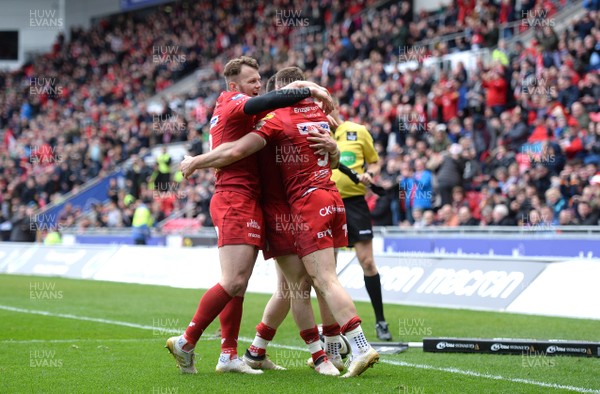070418 - Scarlets v Glasgow - Guinness PRO14 - Gareth Davies of Scarlets celebrates his try with Steff Evans and Steff Hughes