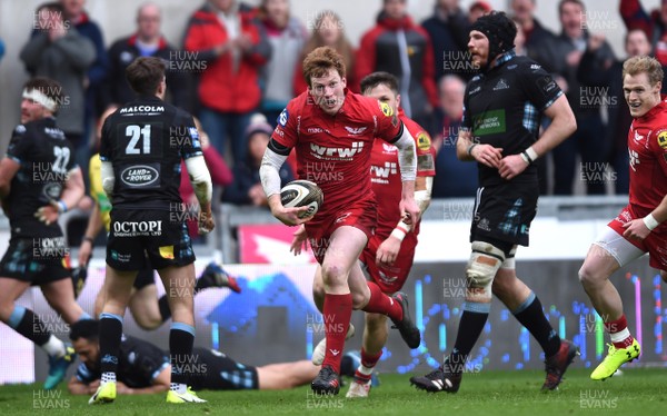 070418 - Scarlets v Glasgow - Guinness PRO14 - Rhys Patchell of Scarlets runs in to score try
