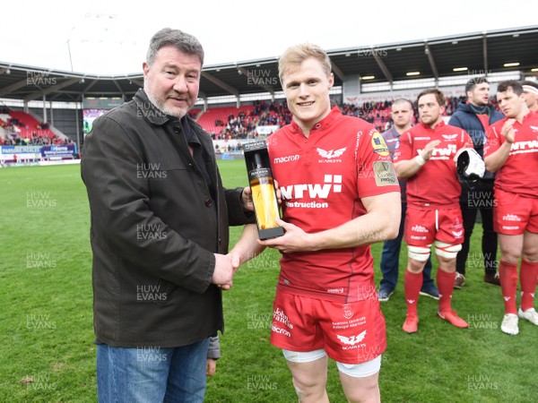 070418 - Scarlets v Glasgow - Guinness PRO14 - Aled Davies of Scarlets receives a leaving gift from Nigel Short