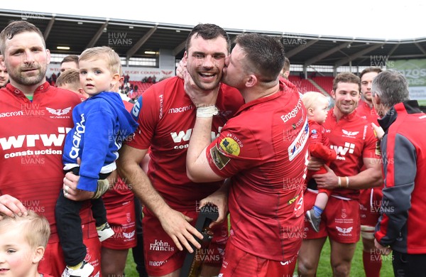 070418 - Scarlets v Glasgow - Guinness PRO14 - Tadhg Beirne of Scarlets receives a leaving gift from Rob Evans (right)