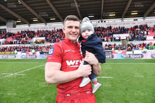 070418 - Scarlets v Glasgow - Guinness PRO14 - Scott Williams of Scarlets with son Seb at the end of the game