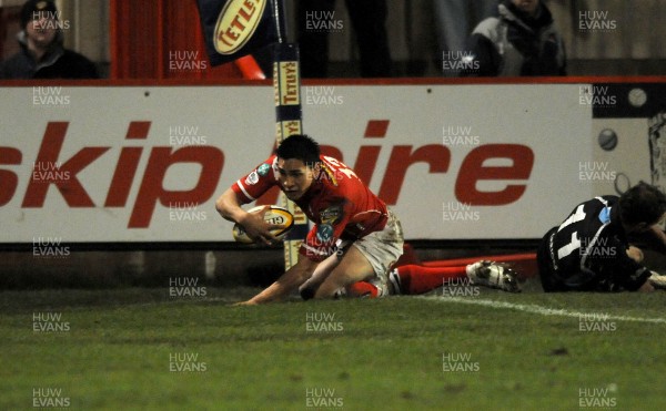 15.02.08 - Llanelli Scarlets v Glasgow - Magners League - Llanelli's Regan King scores try 