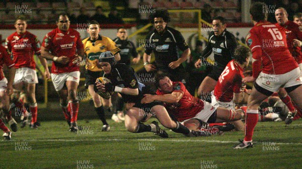 15.02.08..Llanelli Scarlets v Glasgow Warriors, Magners League -  Glasgows Sam Pinder powers over to score try 